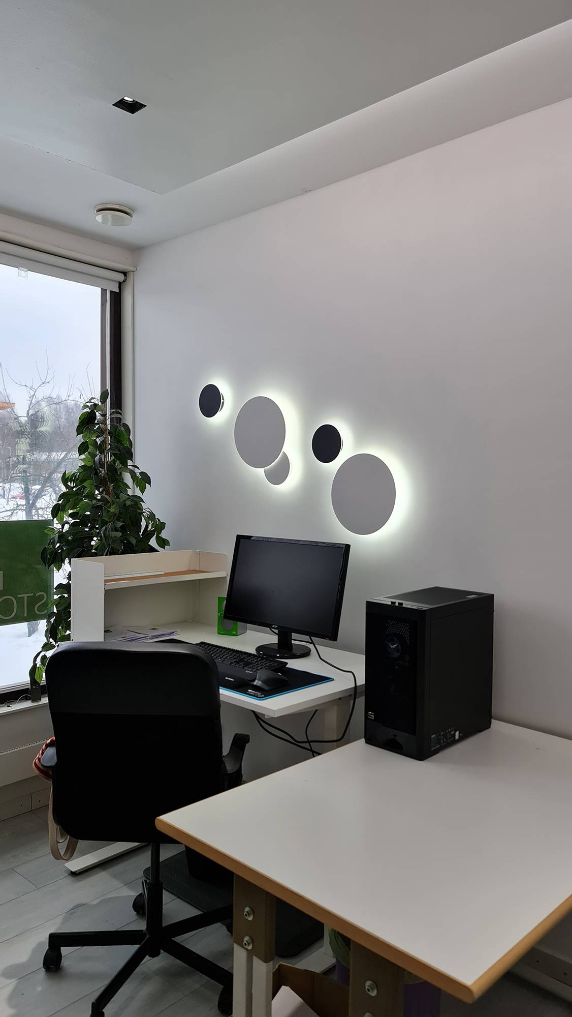Nástěnná svítidla Eclipse ve dvou různých velikostech, ve dvou různých barvách, osvětlující nepřímým světlem přes zeď. Svítidla lze sestavit dohromady a vytvořit tak přesně požadovanou sestavu, přičemž teplota světla je nastavitelná. Ledstore.fi