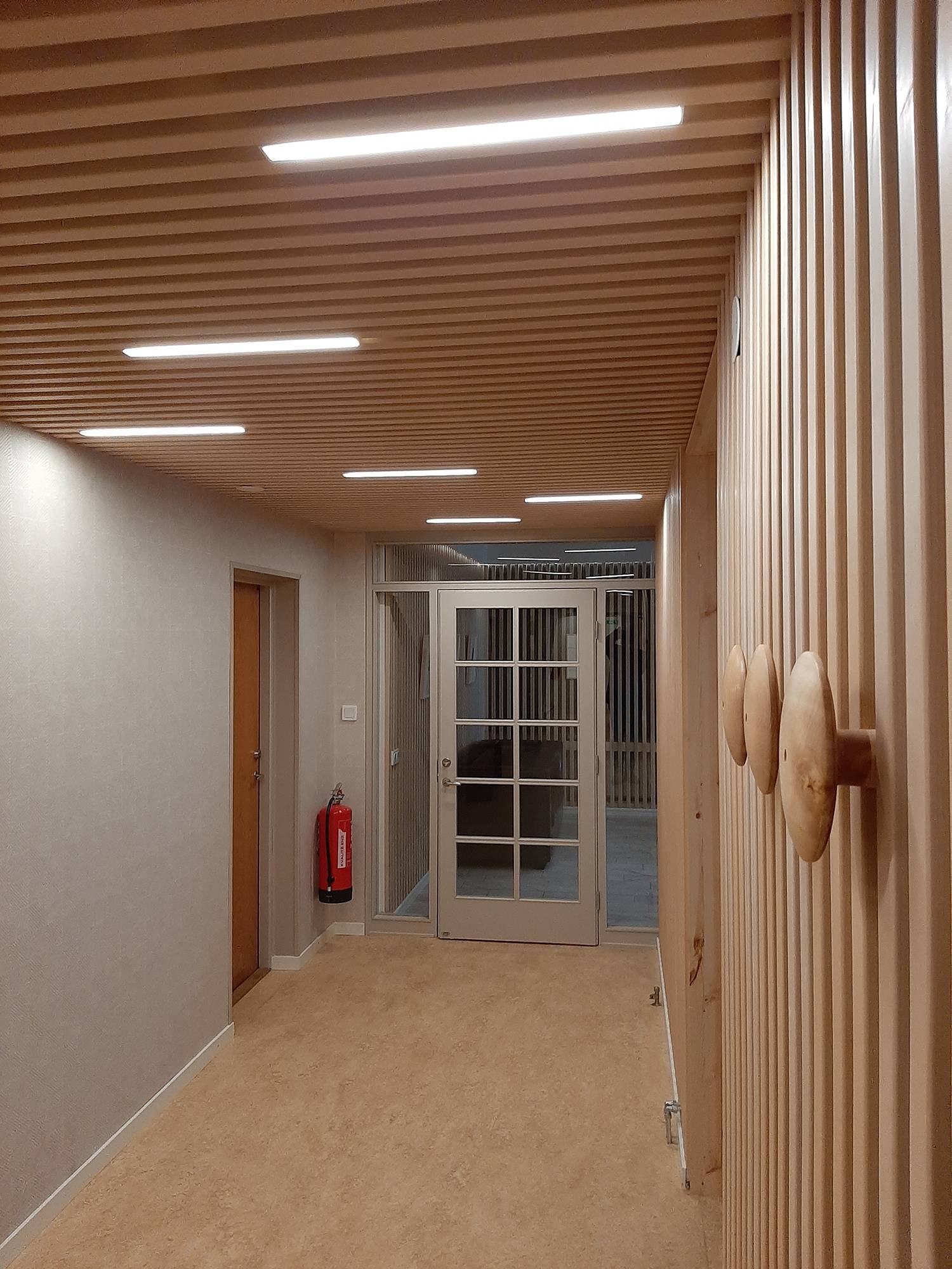 Led pásky v římsovém podhledu, mezi římsami vytvářející výrazné světelné linie na stropě a prostor pro dobré celkové osvětlení. Ledstore.fi