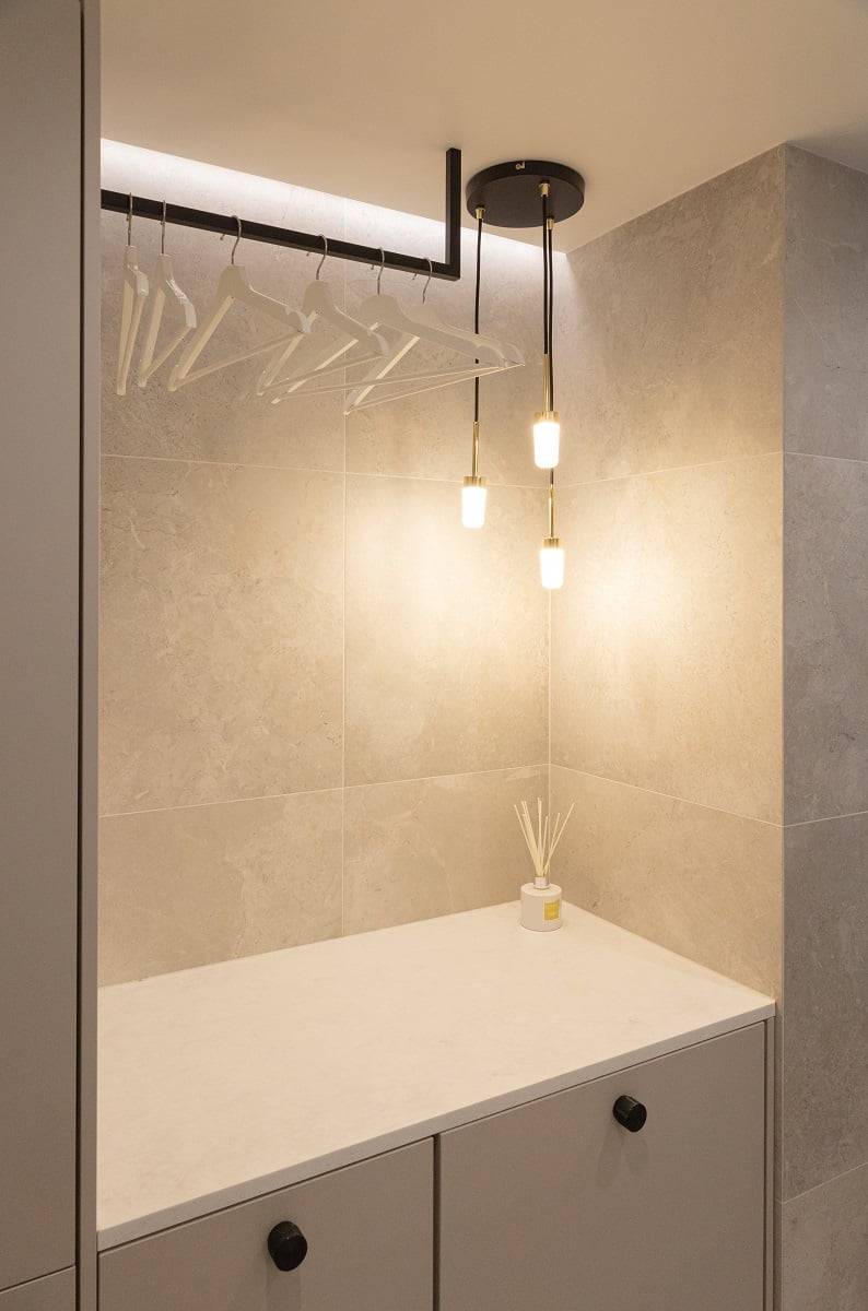 Půvabné závěsné svítidlo a nástěnný LED pásek poskytují krásné světlo ve věšáku. © LedStore