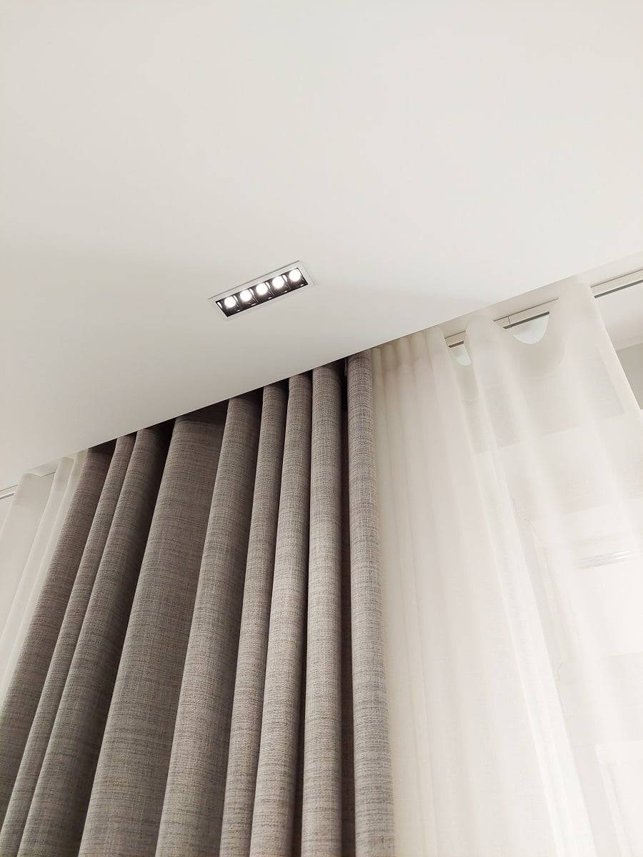 Před závěsy v obývacím pokoji svítí úzkoúhlé lampy LINJA 5. © LedStore