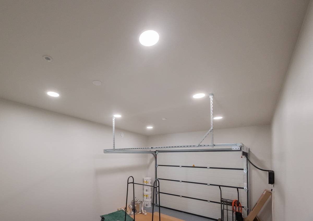 24 Ploché a účinné stropní osvětlení garáže LedStorefi