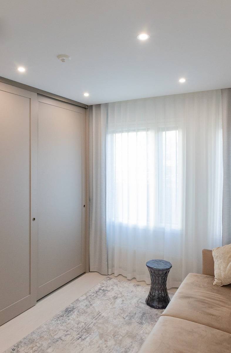 Ploché LED bodové osvětlení v pokoji pro hosty. Čtyři 9W reflektory stačí k osvětlení 8 m². © LedStore