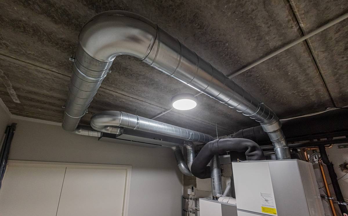 27 V technickém prostoru je efektivní osvětlení nezbytné pro bezproblémovou kontrolu a údržbu LedStorefi