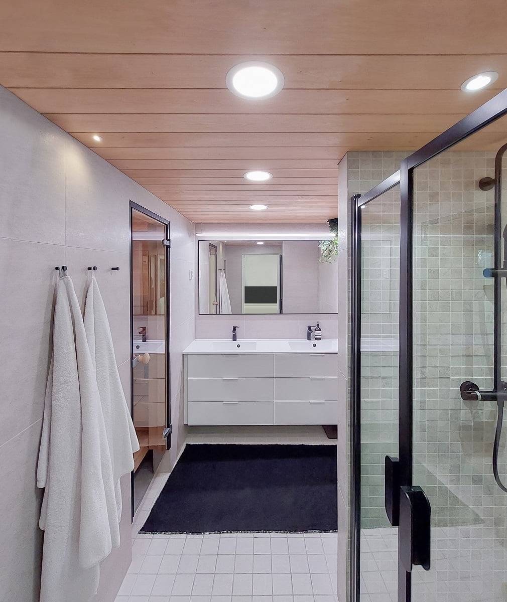 Všestranné osvětlení koupelny. Větší plafony pro celkové osvětlení, LED pásek namontovaný na drátech nad zrcadlem, reflektor ve sprchovém koutu. ©LedStore