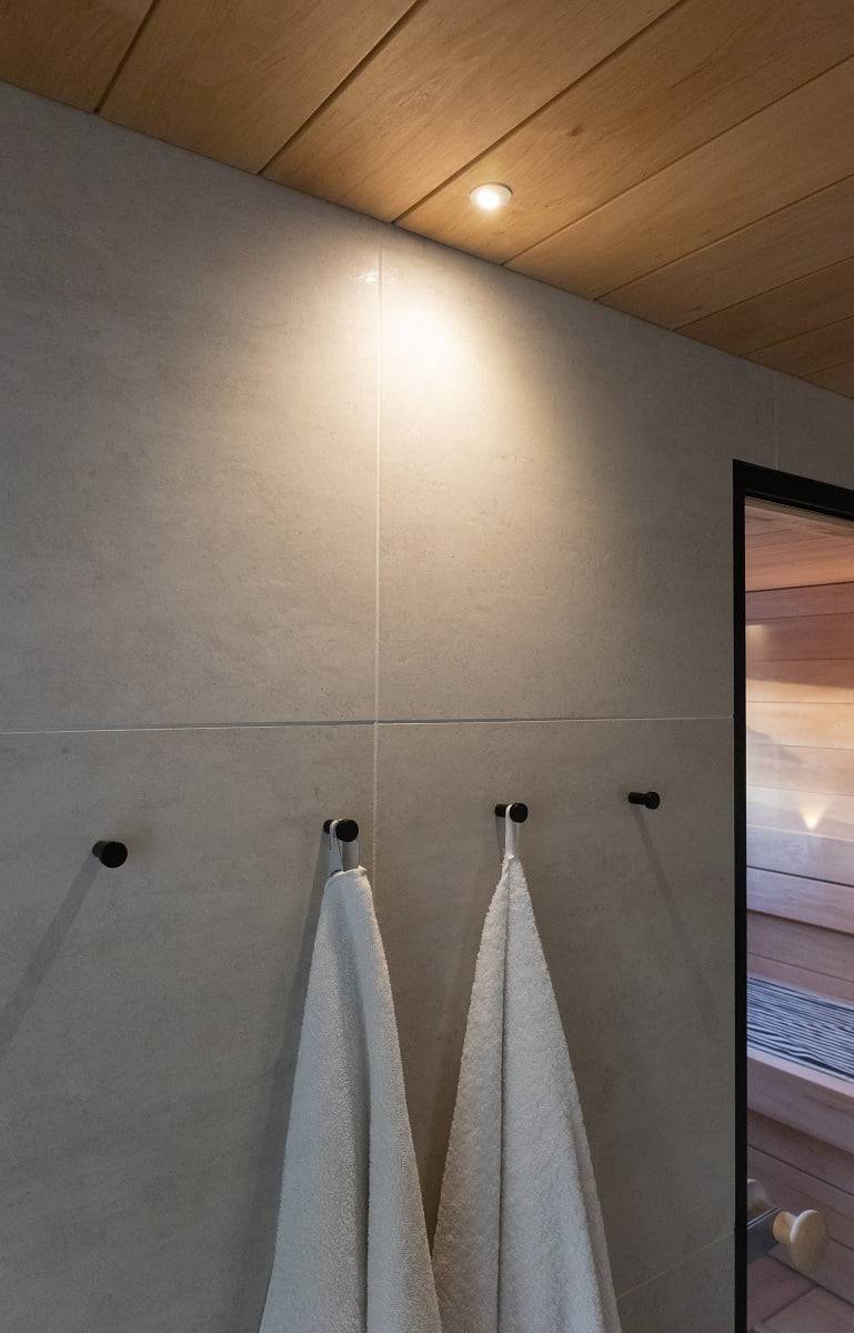 Měsíční reflektor sauny na stěně koupelny. ©LedStore