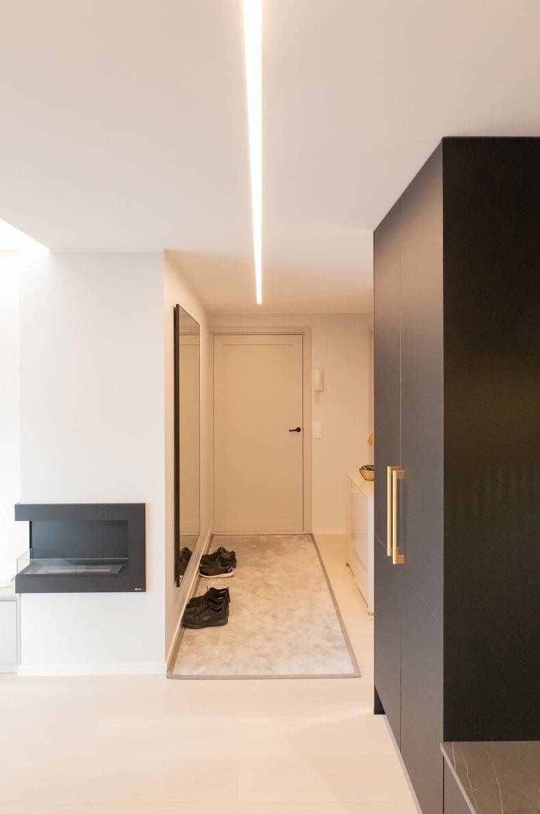 Lineární osvětlení LED pásky v chodbě má nastavitelnou teplotu barev, na obrázku je teplé světlo. © LedStore