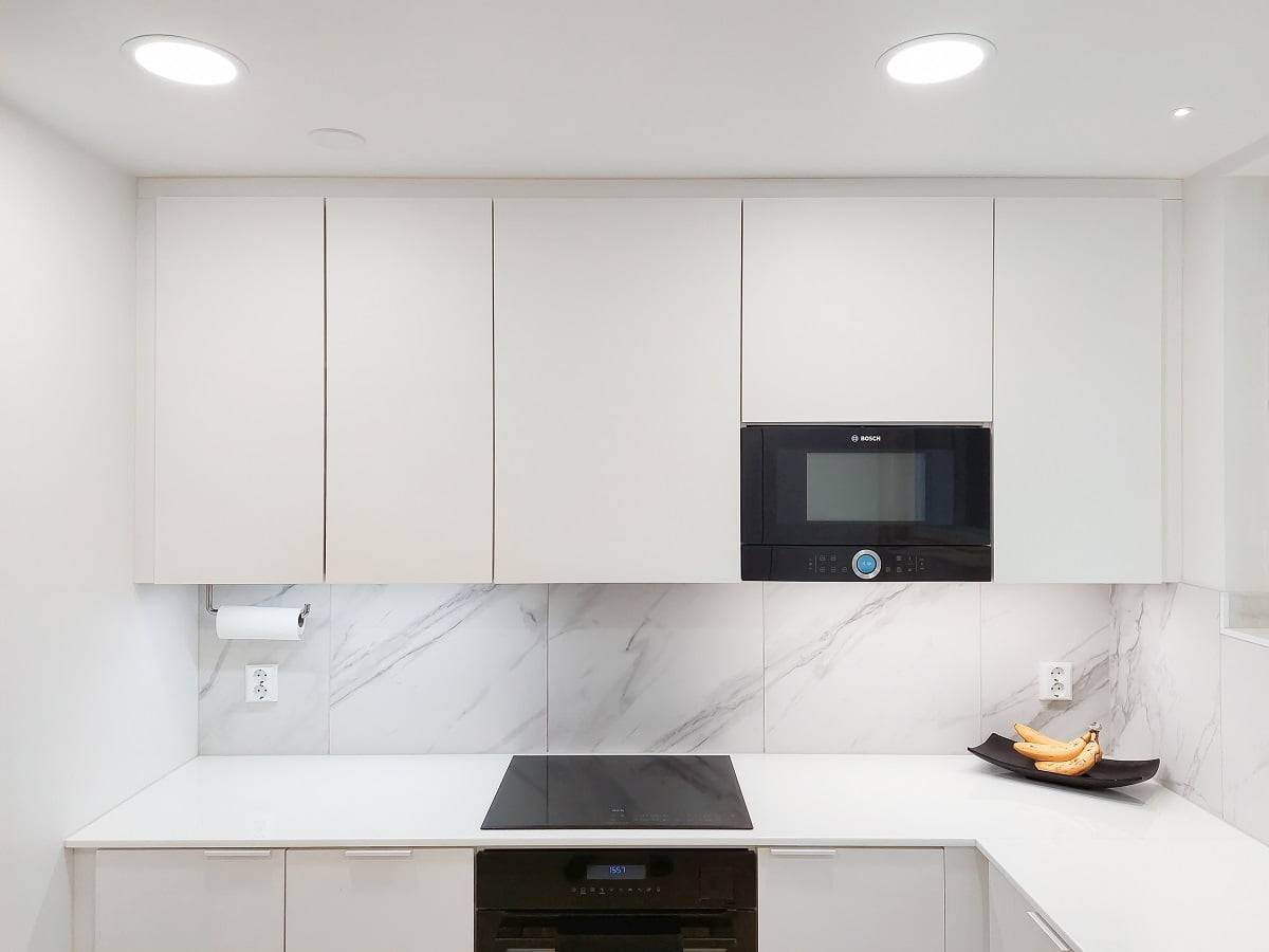 Plafond200 s hladkým otvorem pro celkové osvětlení. Pracovní osvětlení se stejným neutrálním světlem 4000K. ©LedStore