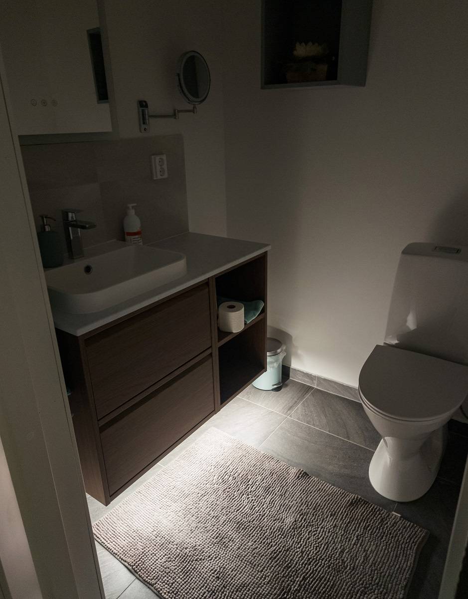 Led pásky pod toaletní skříňky
