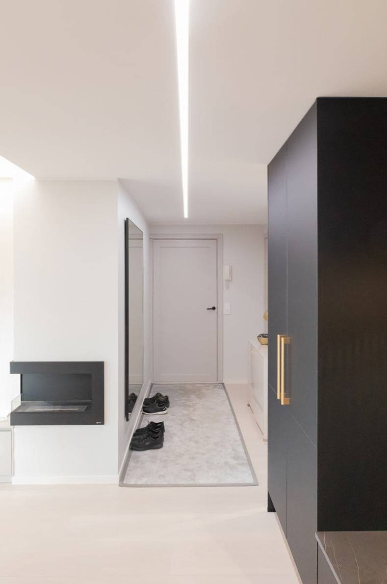 Lineární osvětlení LED pásky v chodbě má nastavitelnou teplotu barev, na obrázku neutrální světlo. © LedStore