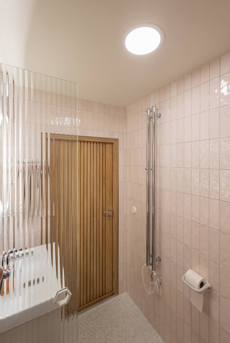 Plafondi 240 je dostatečný pro přibližně 4 metry čtvereční prostoru a další světelné zrcadlo LedStore.fi