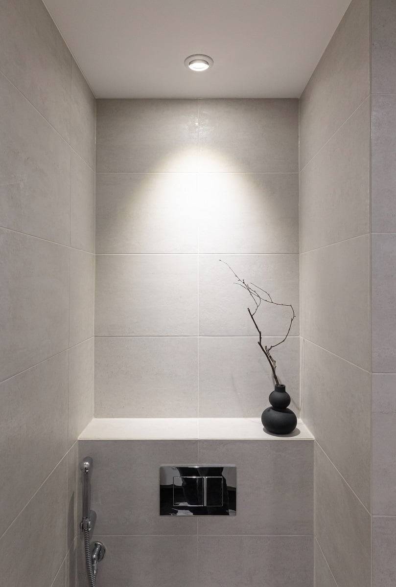 LED žárovka v rámečku nahrazující halogenovou žárovku GU10 jako zvýraznění směrem k zadní stěně. ©LedStore