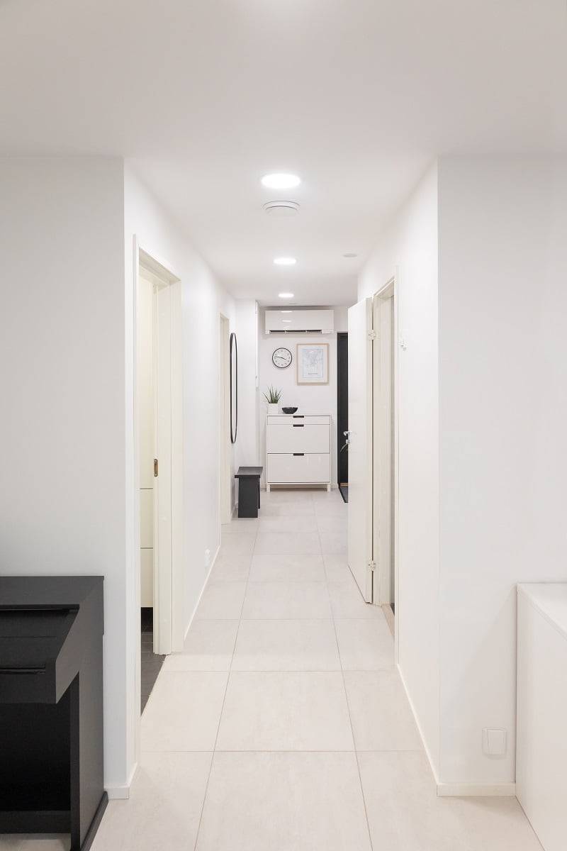Reflektory Plafond200 zajišťují rovnoměrné a přirozené osvětlení chodby. ©LedStore