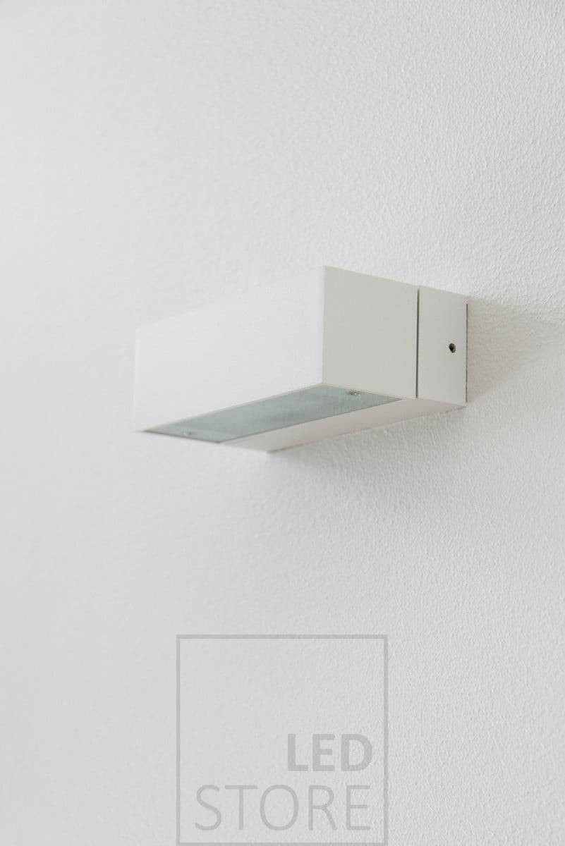 Bílé obousměrné nástěnné svítidlo ANGULAR. Ideální pro osvětlení schodiště nebo například zastřešené terasy pro navození atmosféry (IP44). ledstore.fi