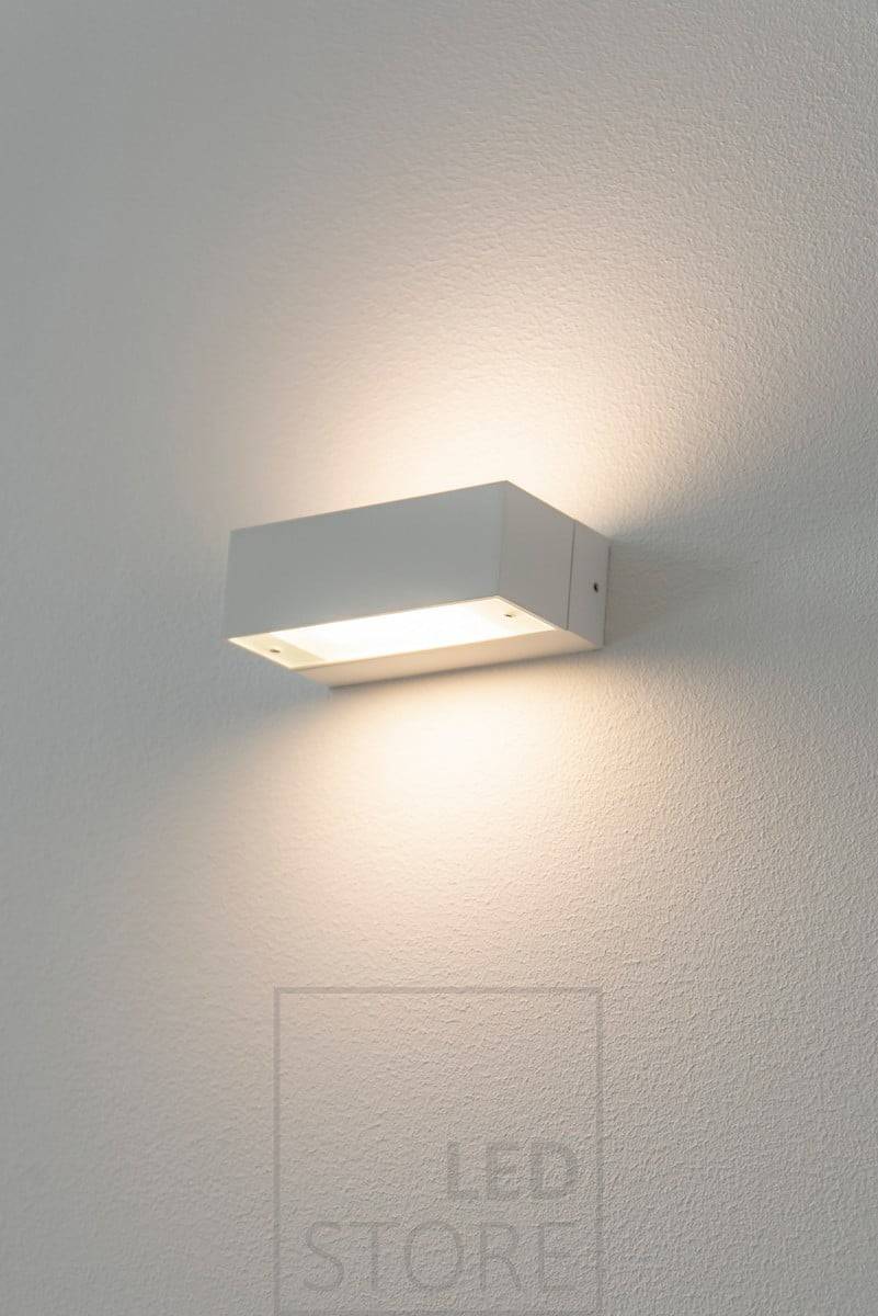 Obousměrné nástěnné svítidlo ANGULAR. Svítí přes leptané sklo krásně měkkým a atmosférickým světlem. Ledstore.fi