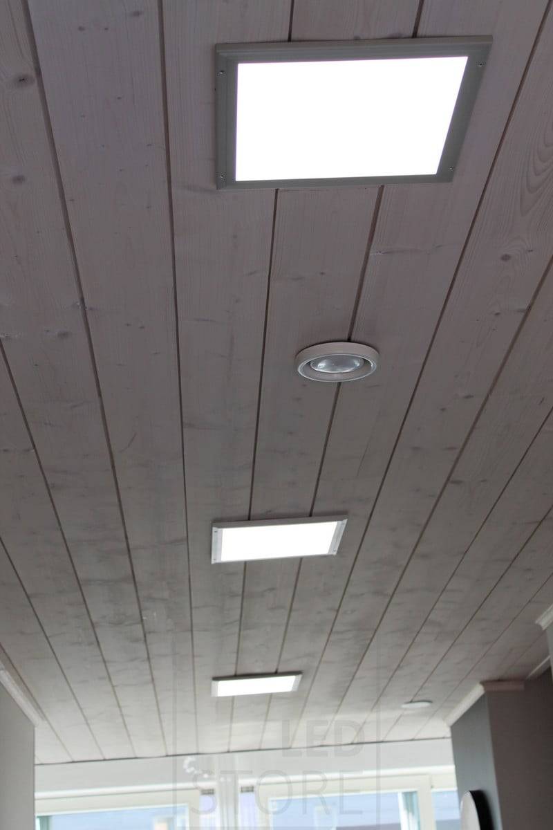 Veletrh bydlení 2014: 300x300 led panelů seřazených na chodbě. Ledstore.fi