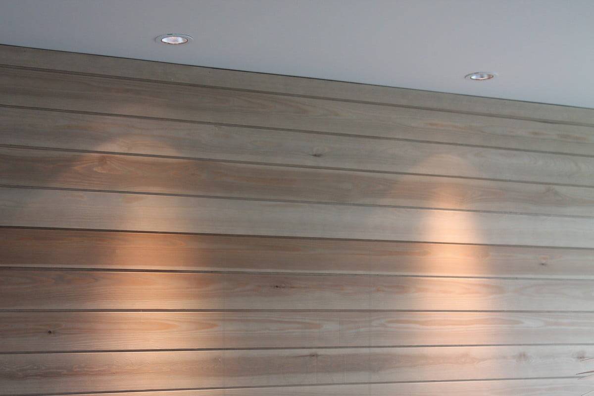 Veletrh bydlení 2014: Reflektor R023 z broušeného hliníku instalovaný u zdi. Ledstore.fi