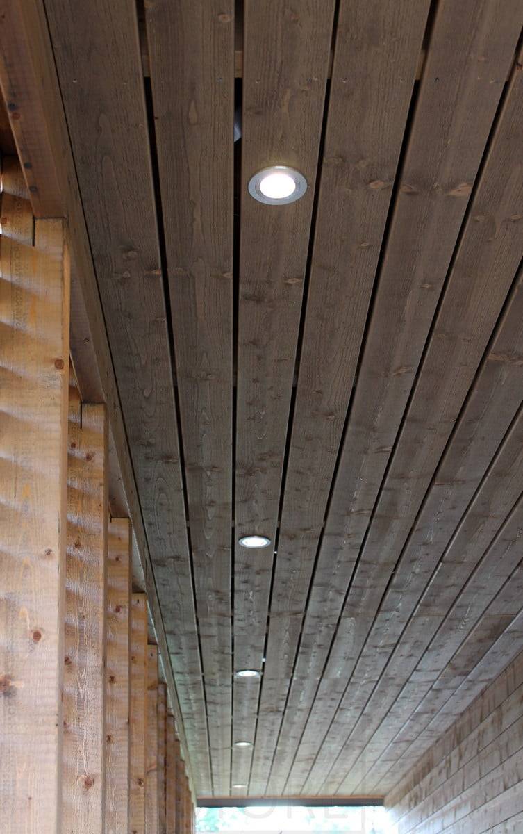 Veletrh bydlení 2014: Reflektor z kartáčovaného hliníku R023 na střeše terasy v řadě. Ledstore.fi