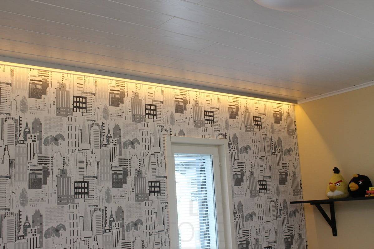 Veletrh bydlení 2014: LED páska v ložnici, za bílou lištou. Ledstore.fi