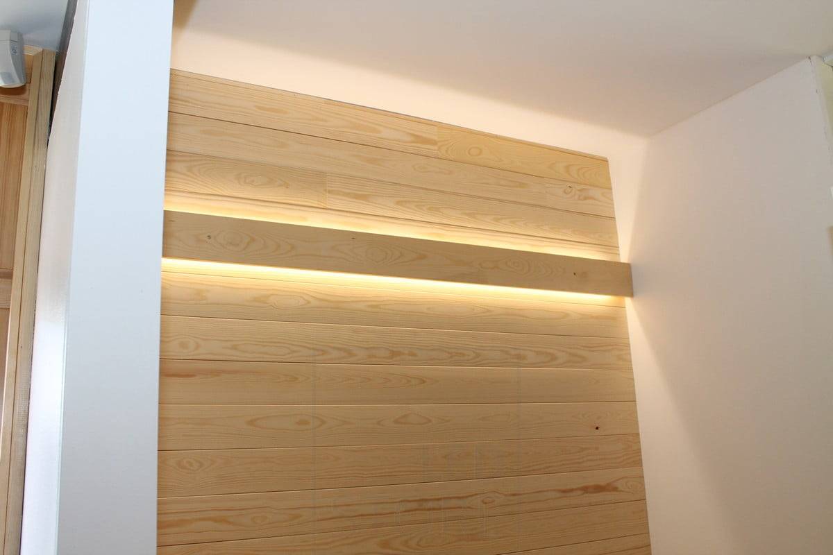 Veletrh bydlení 2014: led páska na zdi za tabulí nepřímo. Ledstore.fi