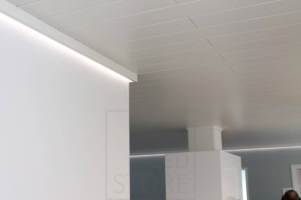 Veletrh bydlení 2014: led pásek za bílou lištou na stropě obývacího pokoje, dodatečně namontovaný. Ledstore.fi
