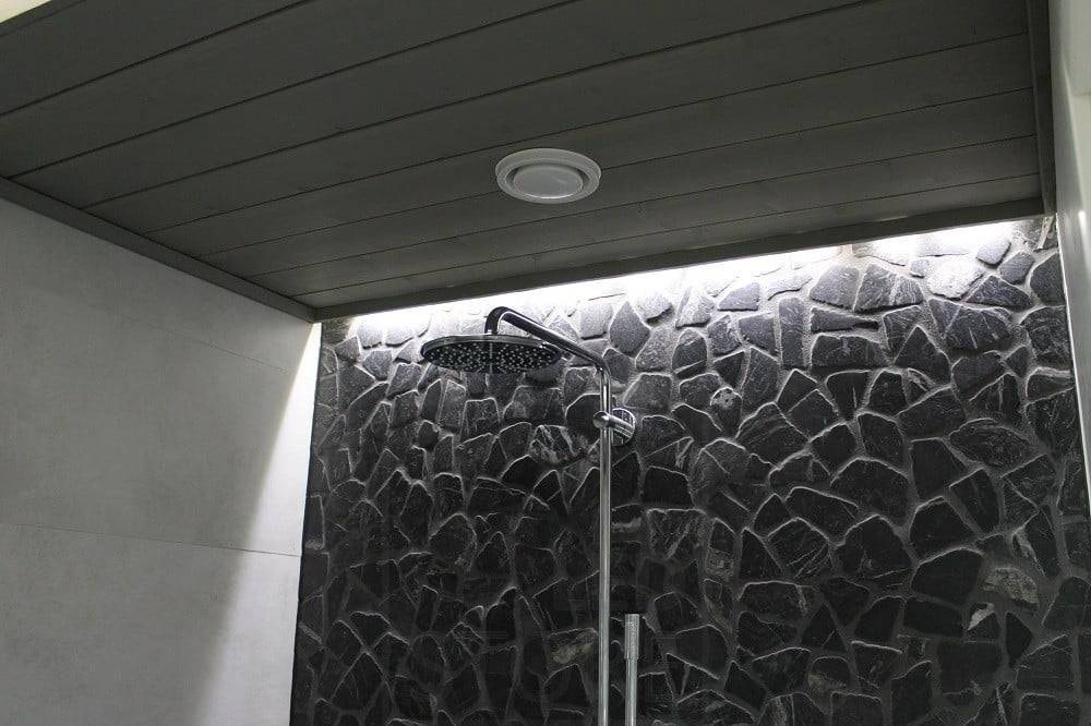 Veletrh bydlení 2014: led pásek v umývárně, za lištou pro osvětlení nepřímým světlem. Ledstore.fi