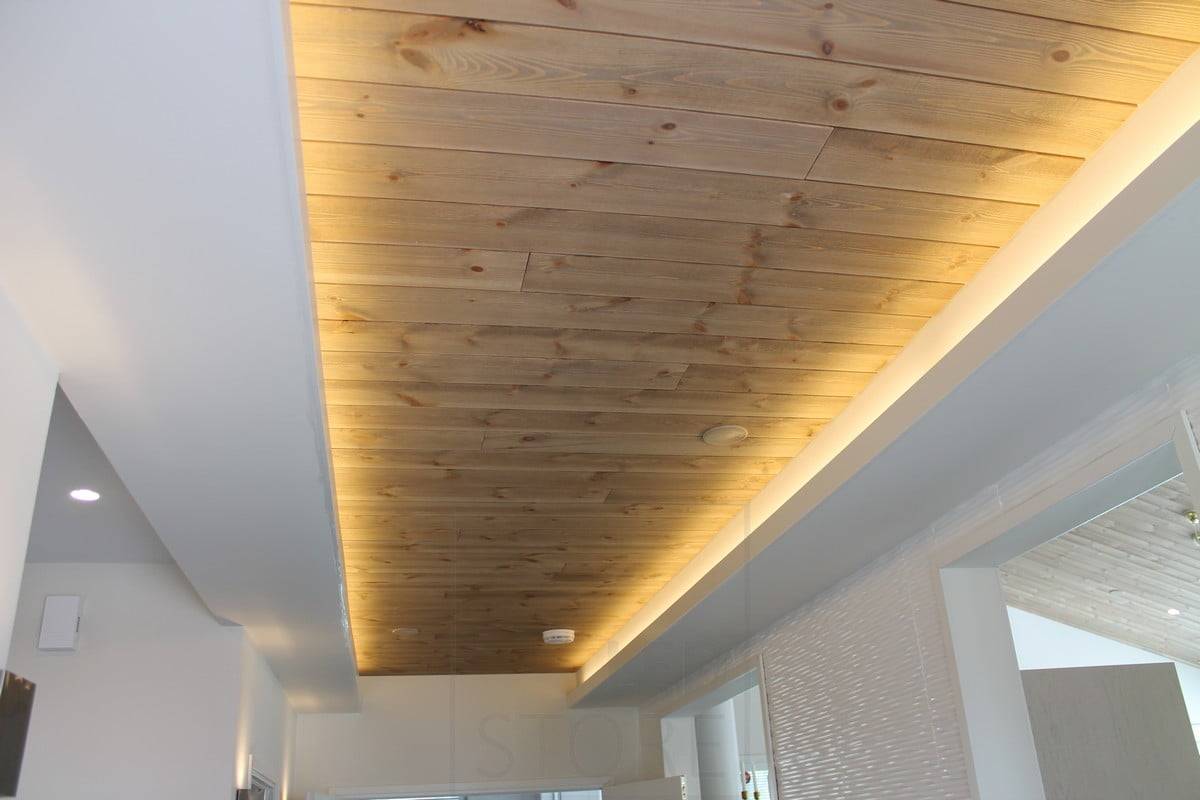 Veletrh bydlení 2014: nepřímé světlo na obou stranách chodby. Ledstore.fi