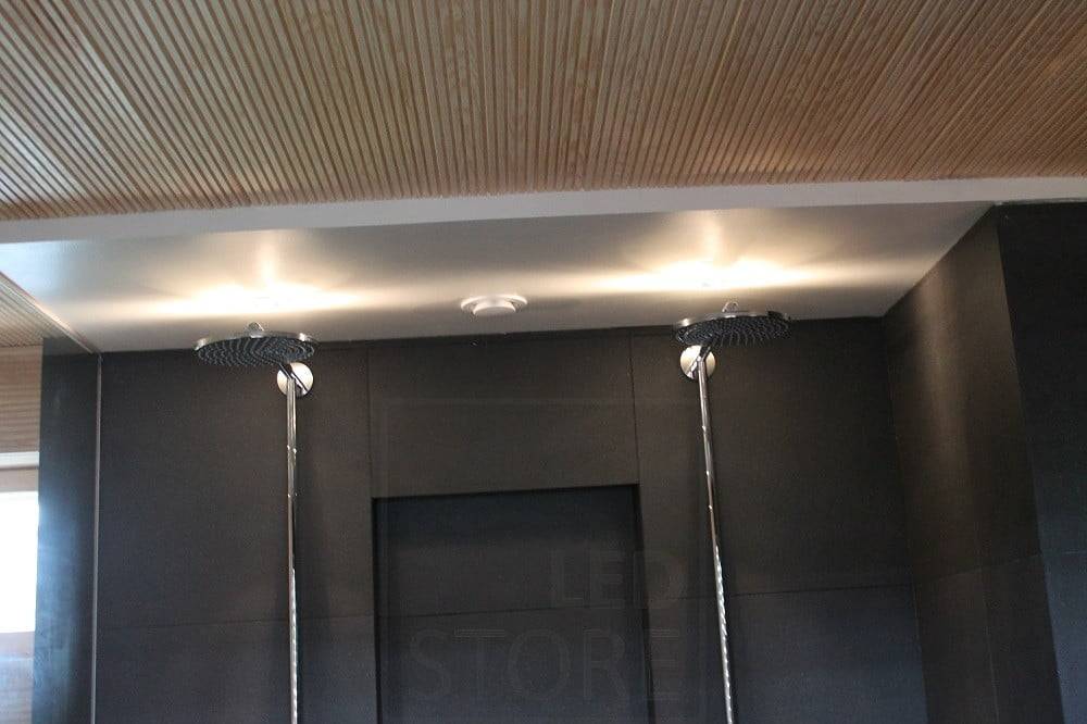 Veletrh bydlení 2014: Led skvrny na sprchách. Světlo odrážející se na stropě. Ledstore.fi