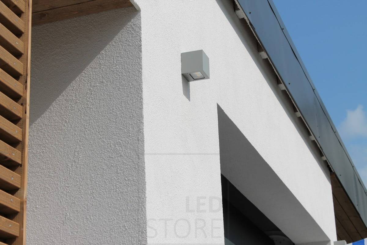 Veletrh bydlení 2014: venkovní nástěnné svítidlo CUBIC2 s bílou stěnou. Ledstore.fi