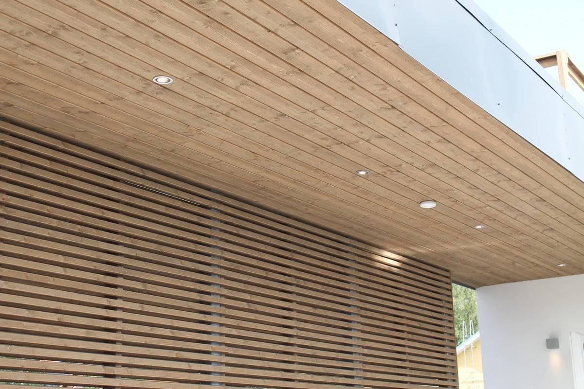 Veletrh bydlení 2014: Reflektor z kartáčovaného hliníku R023 na střeše terasy. Ledstore.fi