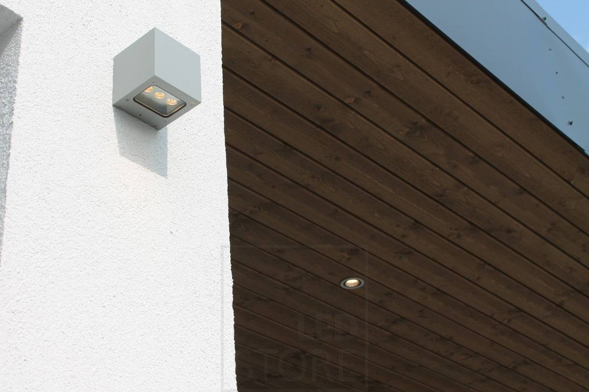 Veletrh bydlení 2014: Reflektor R023 z kartáčovaného hliníku na střeše terasy, venkovní nástěnná svítidla CUBIC2 na stěně osvětlující v jednom směru. Ledstore.fi
