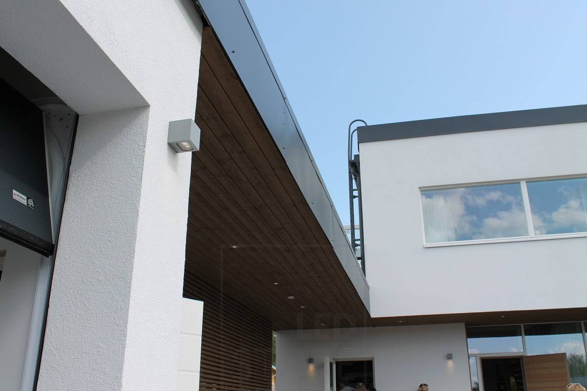 Veletrh bydlení 2014: detailní záběr na venkovní nástěnné světlo CUBIC2, led spoty na střeše terasy. Ledstore.fi