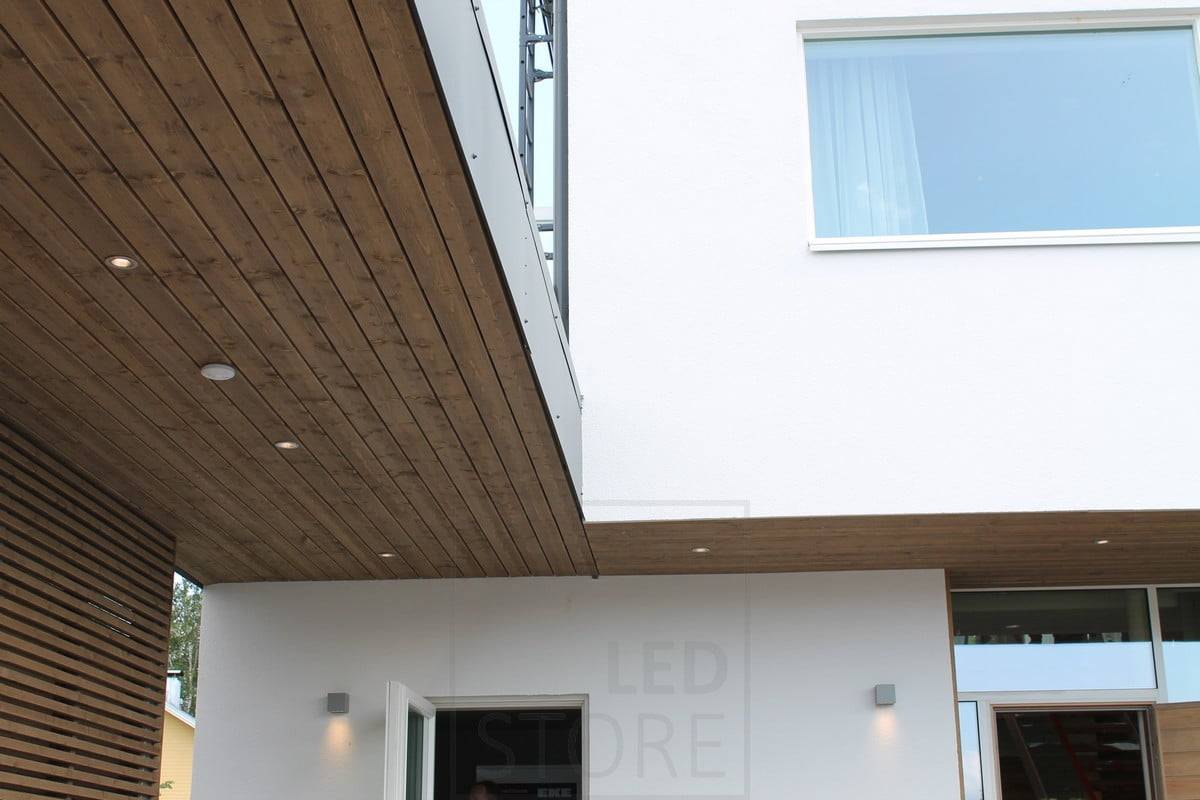 Veletrh bydlení 2014: R023 broušený hliníkový reflektor na střeše terasy, venkovní nástěnná svítidla CUBIC2 . Ledstore.fi