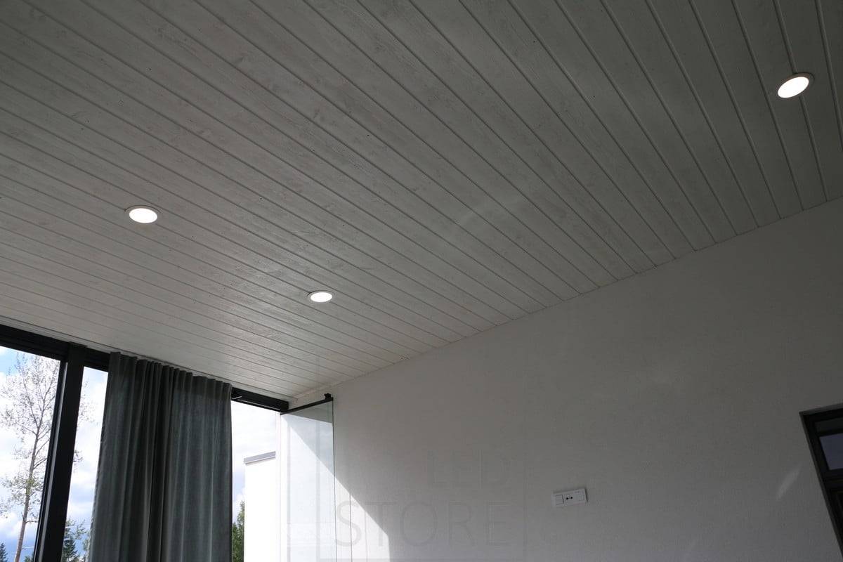 Veletrh bydlení 2015: kruhové plafony ve šikmém stropě osvětlují kvalitní celkové osvětlení. Ledstore.fi