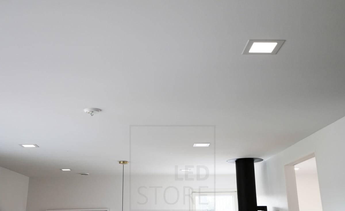 Veletrh bydlení 2018: panely 200x200 na stropě ložnice. Ledstore.fi