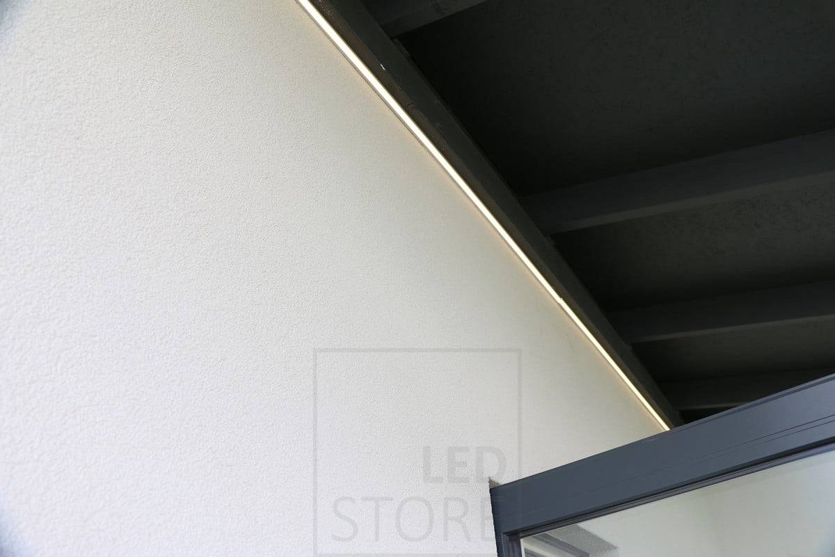 Veletrh bydlení 2018: led pásek na hranici stropu a stěny vysoko na střeše terasy. Ledstore.fi