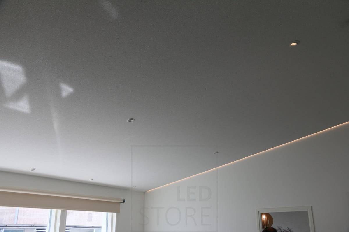 Veletrh bydlení 2018: led profil v šikmém stoupajícím stropě, ohraničení od stěny ke stropu, teplé světlo 3000K. Ledstore.fi