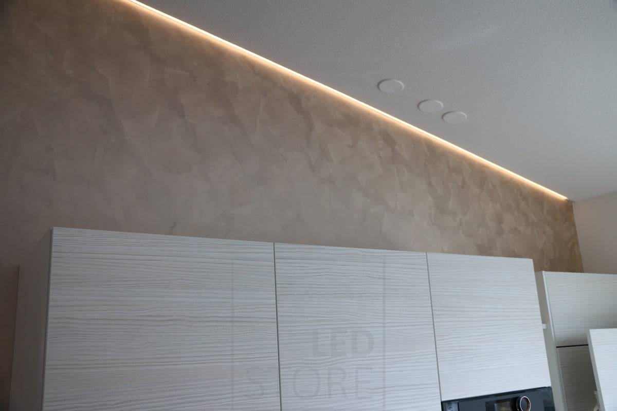 Veletrh bydlení 2018: led profil na šikmém stoupajícím stropě, na rozhraní stěny a stropu. Ledstore.fi