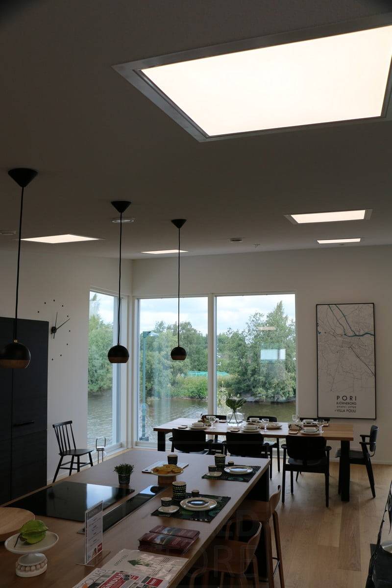 Veletrh bydlení 2018: LED panely 600x600 na šikmém stropě v obývacím pokoji. Ledstore.fi
