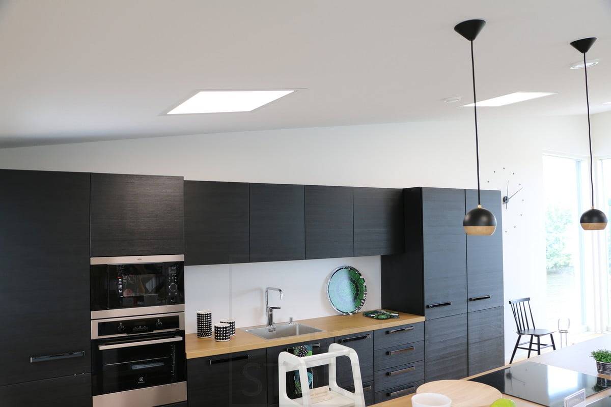 Veletrh bydlení 2018: LED panely 600x600 na šikmém stropě v obývacím pokoji. Ledstore.fi