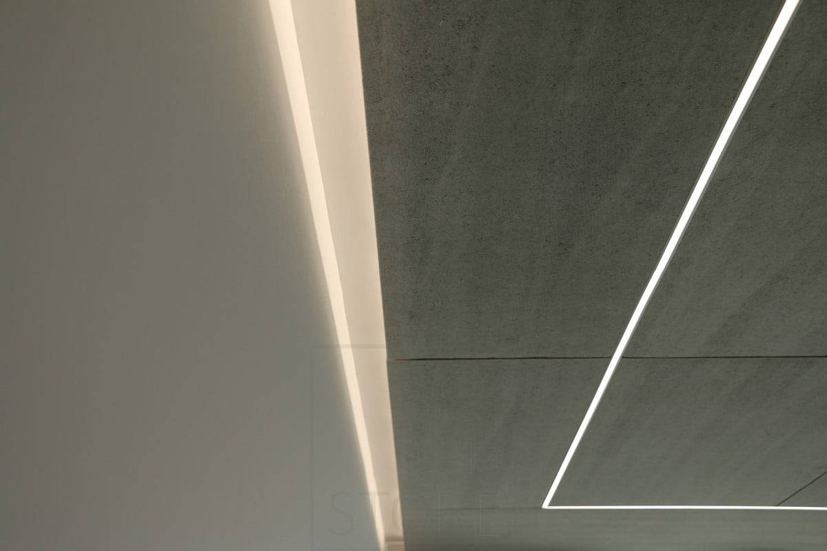 Veletrh bydlení 2018: Led pásek na plovoucí střeše a vložený do akustického panelu Konto. Ledstore.fi