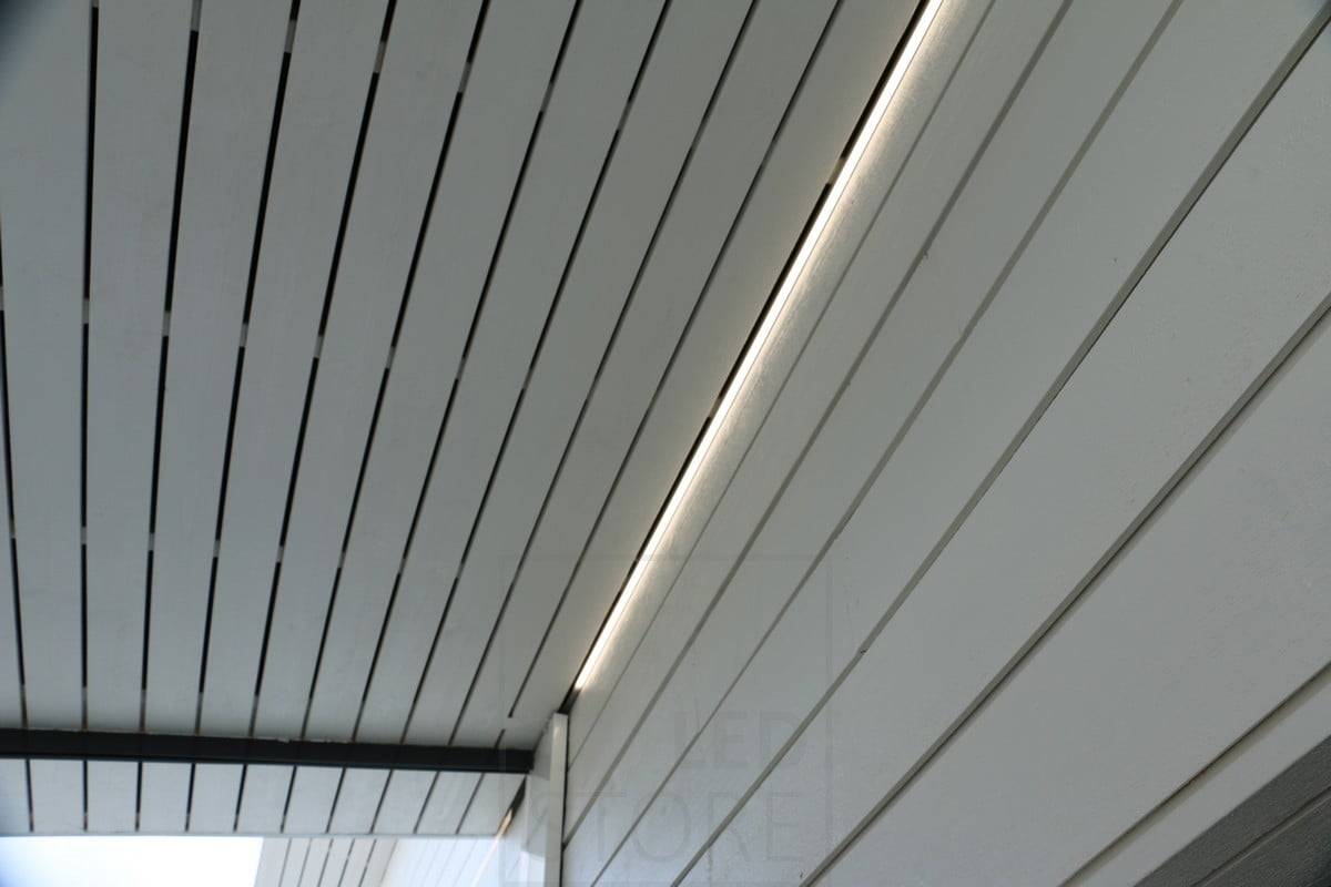 Veletrh bydlení 2018: led stuha na střeše na terase. Ledstore.fi