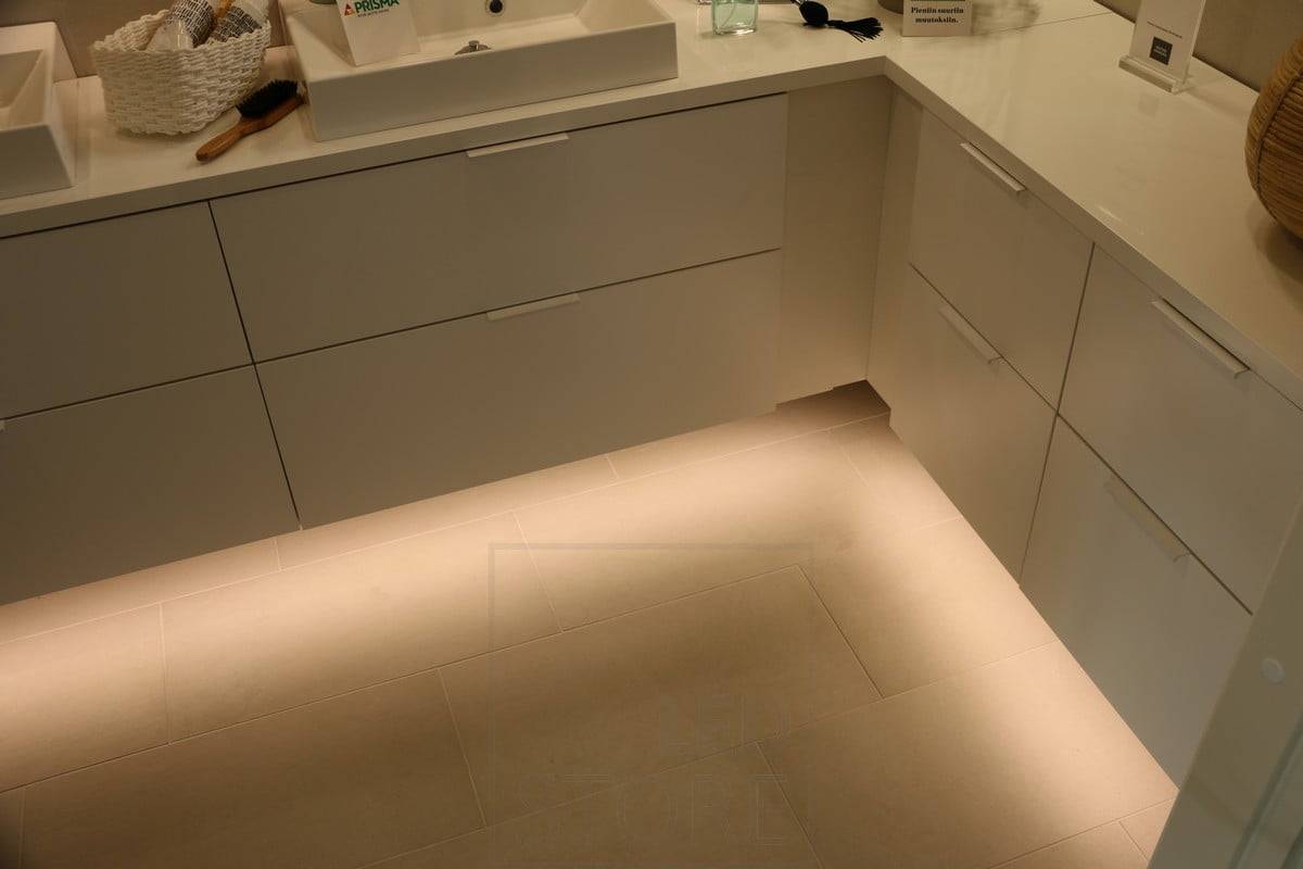 Veletrh bydlení 2018: WC svítidlo s led páskem ve tvaru L ve spodní části se senzorem pohybu. Ledstore.fi
