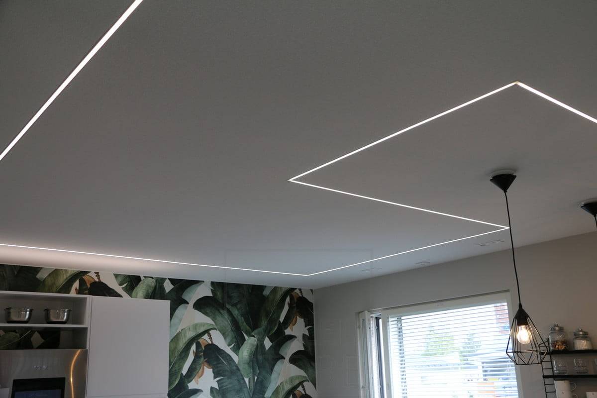 Veletrh bydlení 2018: Led pásek volně zabudovaný do stropu. Ledstore.fi