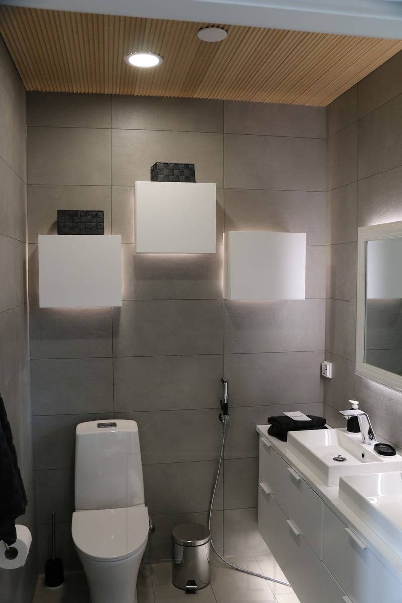Veletrh bydlení 2018: led reflektor na stropě a nepřímé světlo za skříňkami. Ledstore.fi