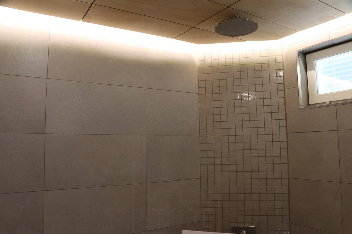 Veletrh bydlení 2018: led pásek v rohu umývárny, nepřímo uvnitř stropu. Ledstore.fi