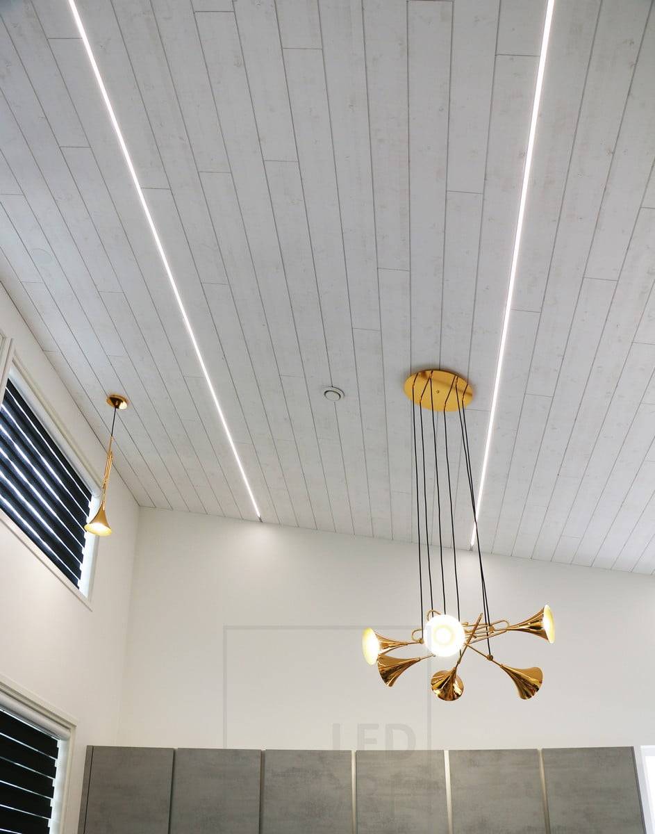 Veletrh bydlení 2018: led pfofilů ve švech stropních desek ve vysokém obývacím pokoji. Ledstore.fi
