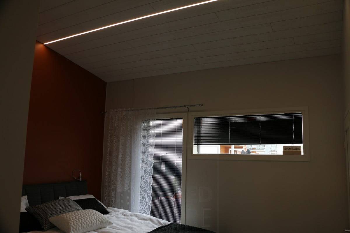 Veletrh bydlení 2018: úzký nízký led profil na stropě ložnice. Ledstore.fi