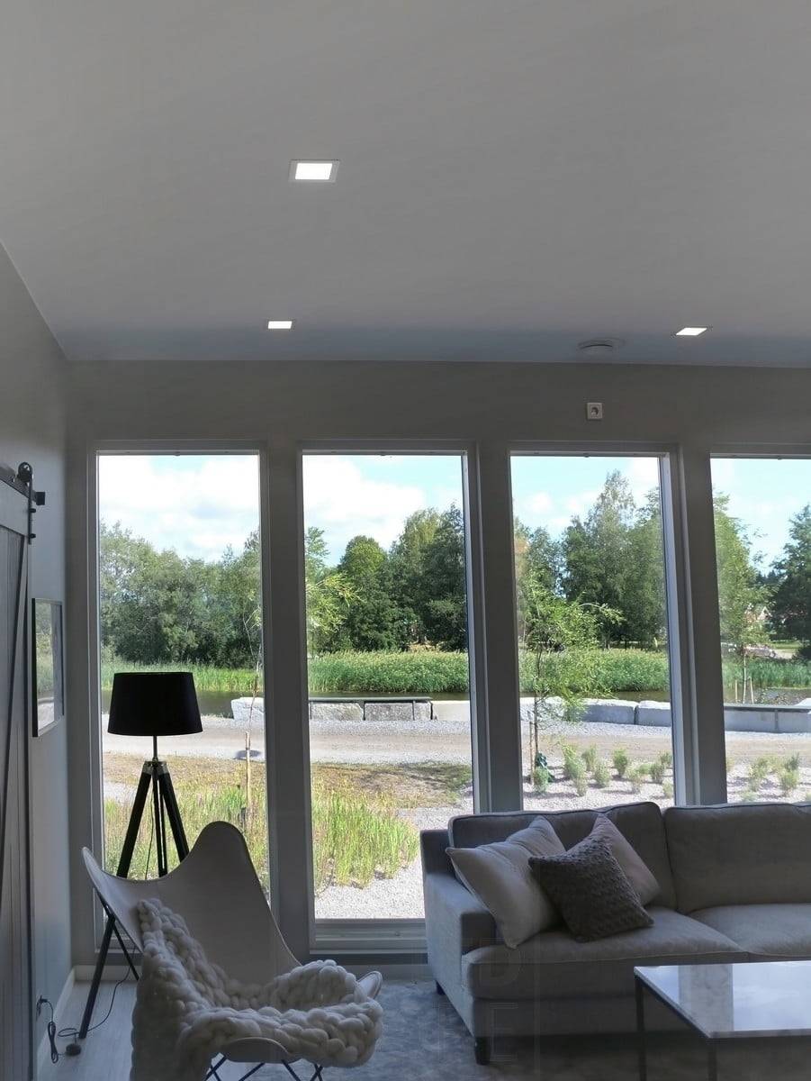 Veletrh bydlení 2018: čtvercové panely 120x120 v obývacím pokoji. Ledstore.fi