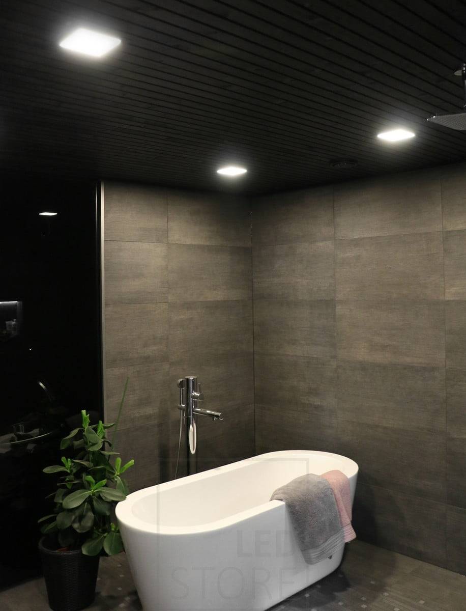 Veletrh bydlení 2018: led panely 200x200 na černém stropě, malované klientem. Ledstore.fi