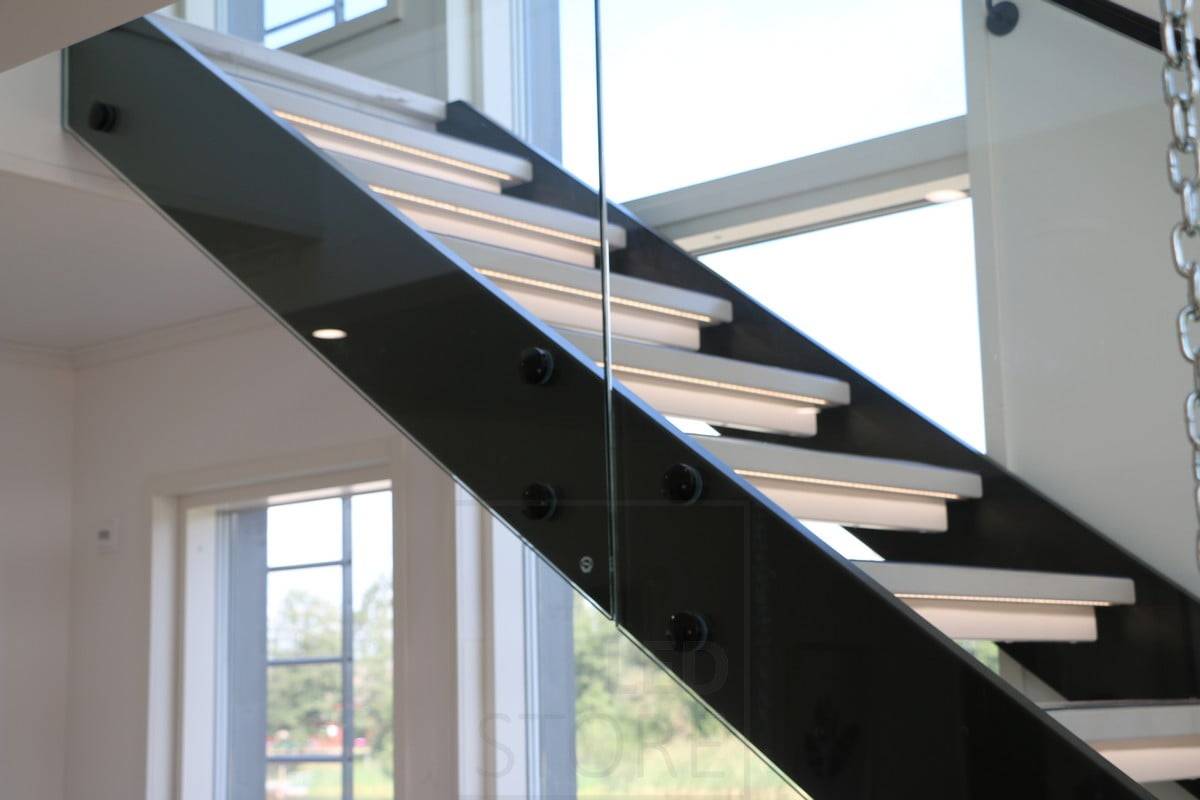 Veletrh bydlení 2018: LED pásek zabudovaný do schodišťových stupňů. Ledstore.fi